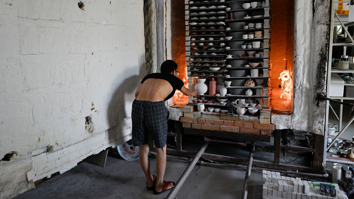 Fotky: Peníze, práce, výkon? Ne, mladí Číňané našli ráj ve městě porcelánu